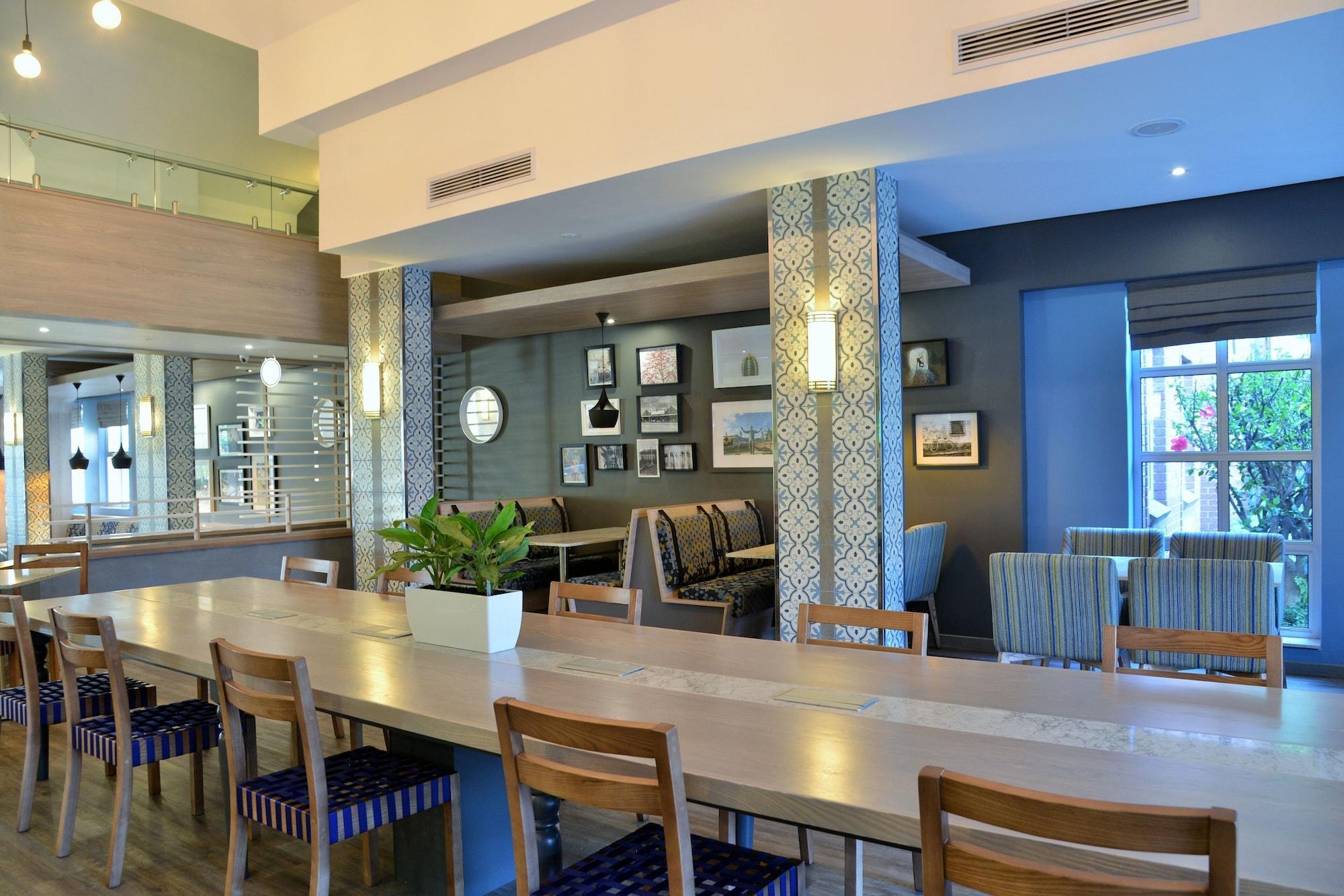 Town Lodge Menlo Park Pretoria Bagian luar foto