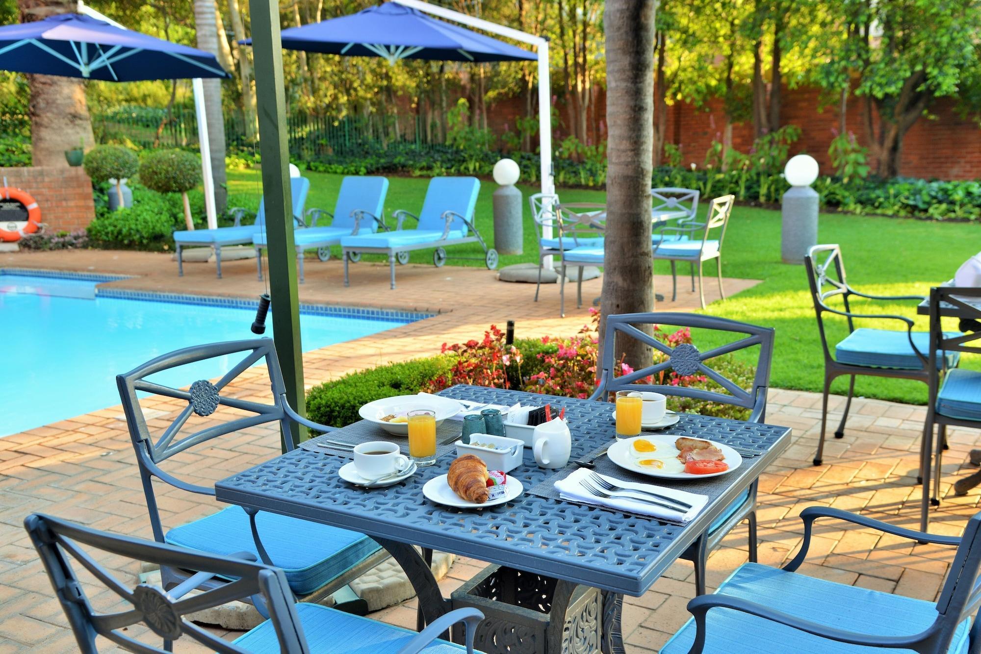Town Lodge Menlo Park Pretoria Bagian luar foto